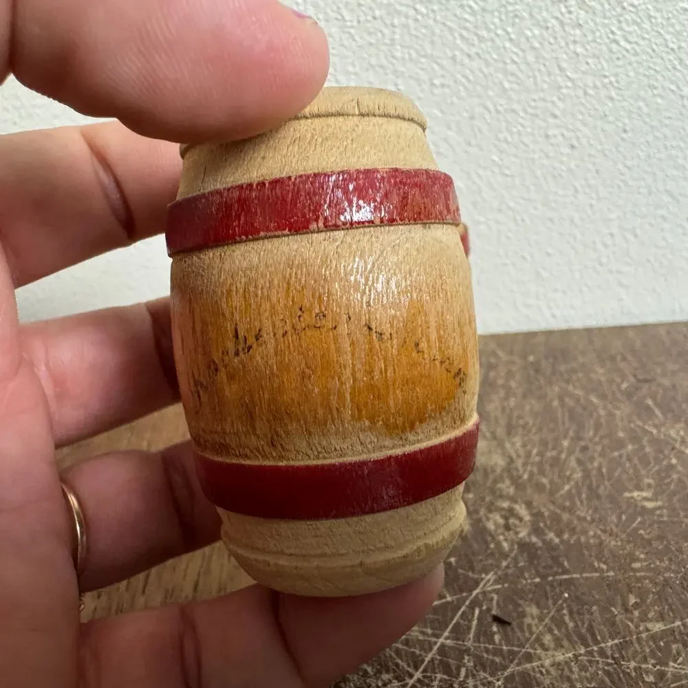 Vintage Wood Red Accent Barrel Salt‎ and pepper Shakers